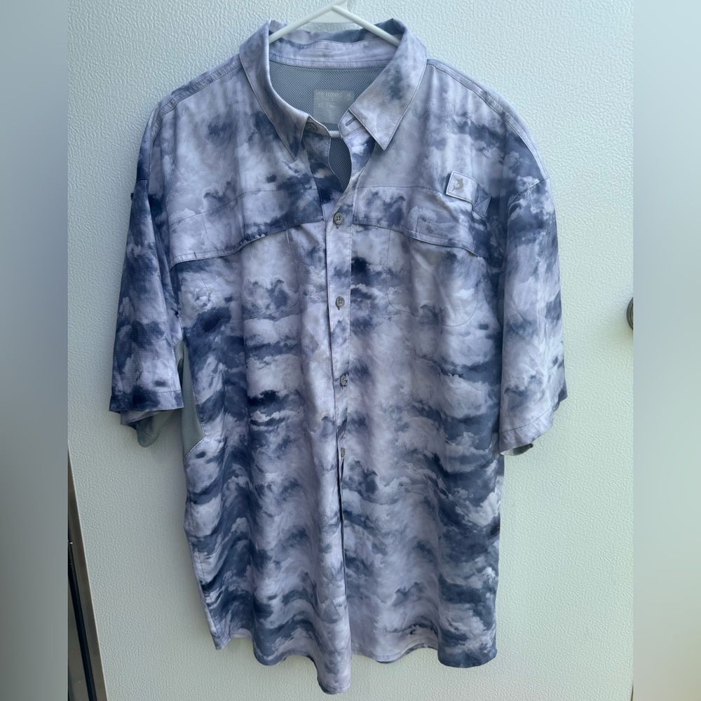 Men’s reel legends button down fishing shirt size XL